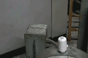 VibLightⓇはマグネットで触れるだけで機器の振動の状態が青（良好）・黄（注意）・赤（危険）の点滅で分かります